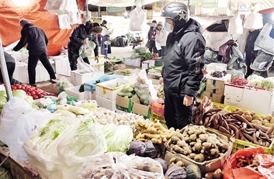 西安農副產品市場購銷兩旺 果蔬籃滿滿當當，肉案子量足價穩