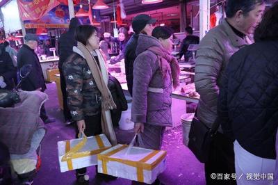 江蘇南通農(nóng)副產(chǎn)品物流中心節(jié)前購(gòu)銷兩旺，年貨市場(chǎng)開(kāi)啟掃貨模式