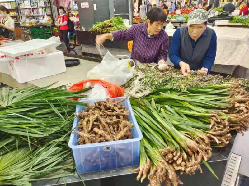 端午佳節臨近，市場供應充足價格平穩，農副產品購銷兩旺